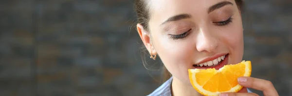 Close up de mulher satisfeita que comer citrinos — Fotografia de Stock