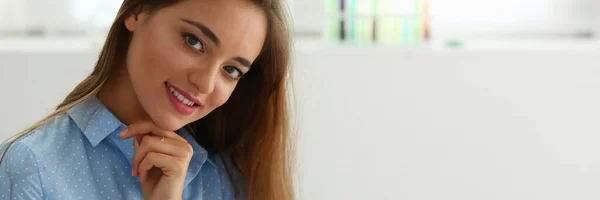 Retrato de menina bonita que posando na câmera — Fotografia de Stock