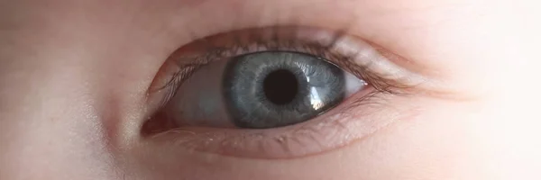 Fiatal lányok szeme kék pupilla közelkép — Stock Fotó