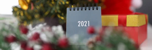 Jul och nyår dekorationer på bordet med kalender för 2021. — Stockfoto