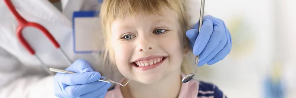 Little girl smiles at dentist appointment closeup — ストック写真