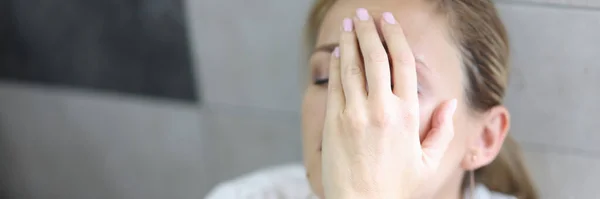 Mujer en depresión se sienta con los ojos cerrados —  Fotos de Stock