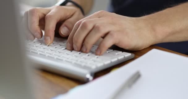 Manos masculinas escribiendo en un teclado de computadora en la película 4k de la oficina — Vídeos de Stock