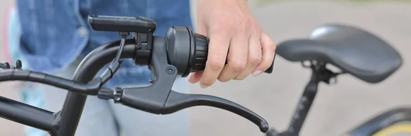 Vrouw houden stuur van fiets close-up. — Stockfoto