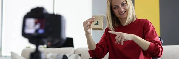 Kvinna i rullstol håller väska marijuana och skjuter video blogg — Stockfoto