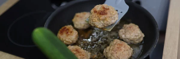 Chef uses spatula to flip over fried cutlets in kitchen closeup — Stock Photo, Image