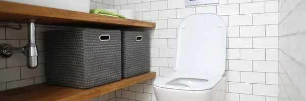 Bol de toilette, évier, étagères avec boîtes pour ranger les choses dans les toilettes — Photo