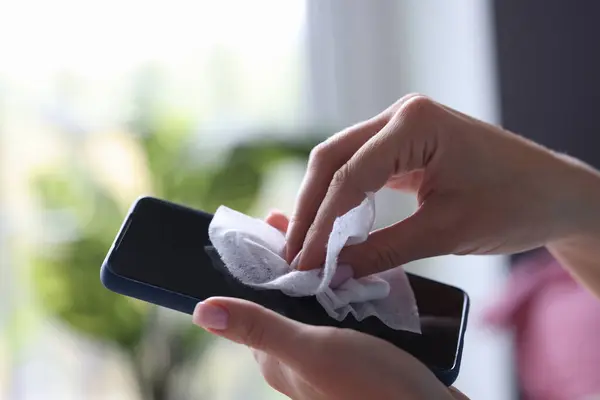Mão espaço limpo da tela do telefone com pano molhado de poeira. — Fotografia de Stock