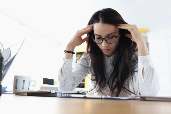 Moe vrouw met hoofdpijn werk met document op de werkplek in het kantoor. — Stockfoto