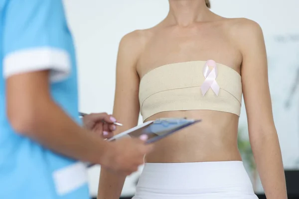 Konzultace s mamologem a léčba karcinomu prsu na klinice. — Stock fotografie