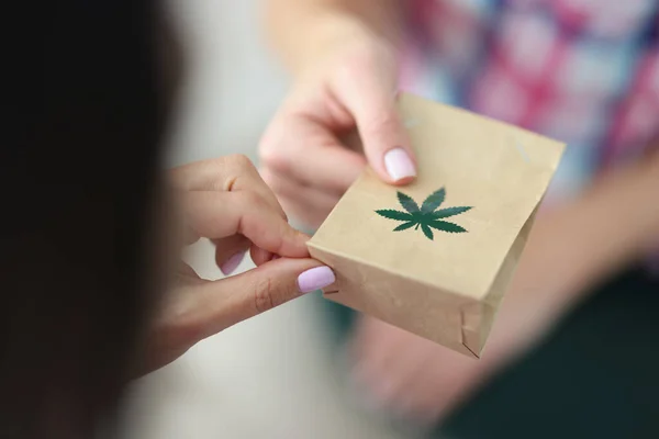 Receber saco artesanal de drogas com folha de maconha verde no saco de papel. — Fotografia de Stock