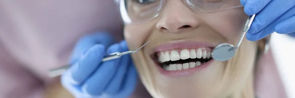 Retrato de mujer con la boca abierta en la cita con el dentista — Foto de Stock