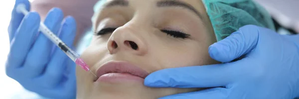 Portrait de femme dont les lèvres sont injectées par l'esthéticienne. — Photo