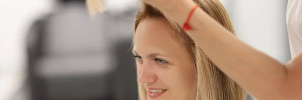 Joven mujer belleza salon cliente hace corte de pelo en peluquería — Foto de Stock