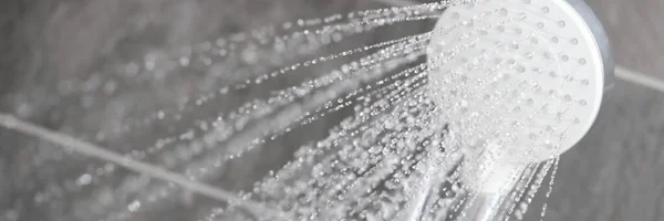 Water stroomt van regendouche in druppels in het hotel badkamer — Stockfoto