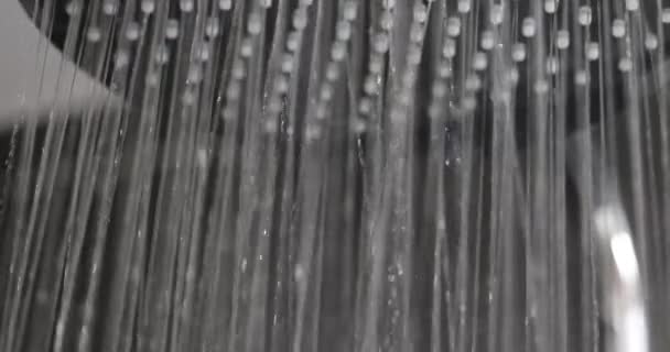 Película 4k de flujos de agua en pequeños chorros de lluvia de metal ducha en el baño — Vídeos de Stock