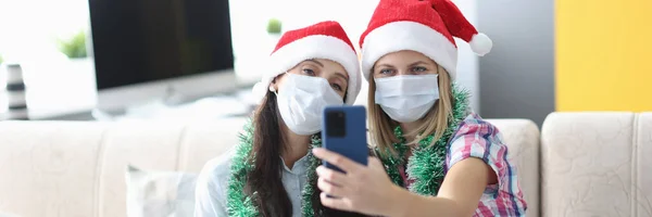 Duas mulheres em máscara protetora tirar selfie no telefone. — Fotografia de Stock