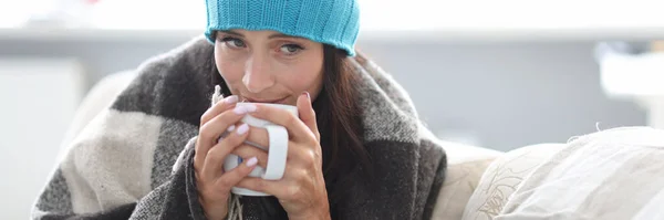 Kranke trinken heiße Flüssigkeit. — Stockfoto