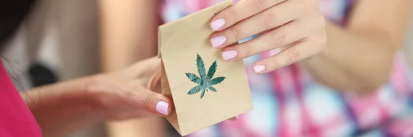 Marijuanablad närbild på papperspåse. — Stockfoto