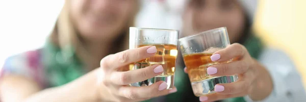Dois copos transparentes com bebida alcoólica fechar juntos. — Fotografia de Stock
