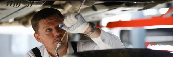 Auto mecánico reparación de coches en la estación de servicio de reparación — Foto de Stock