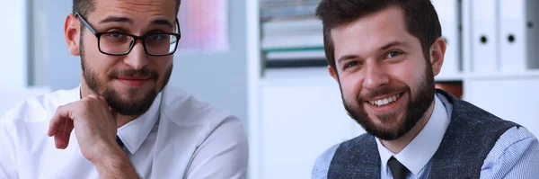 Vrolijke collega 's uit het bedrijfsleven die tablets op het werk gebruiken — Stockfoto