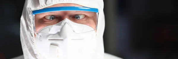 얼굴을 보호하는 마스크를 쓰고 눈을 찡그리는 청년 — 스톡 사진