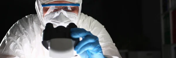 Científico masculino trabajando con microscopio en laboratorio — Foto de Stock