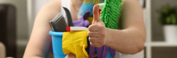 クリーニング製品を持っている若い男と親指を放棄 — ストック写真