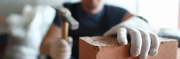 Manlig arbetare i handskar byggnad tegelvägg — Stockfoto