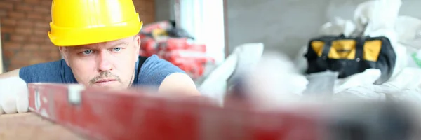 Joven serio usando sierra eléctrica en taller de carpintería —  Fotos de Stock