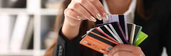 Jonge vrouw handen met verschillende bankkaarten — Stockfoto