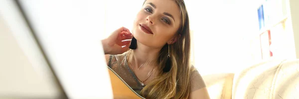 Piękna młoda kobieta gra na gitarze w domu — Zdjęcie stockowe