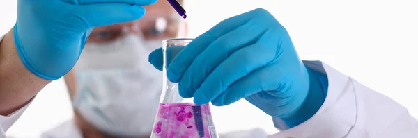 Homme scientifique en masque médical faisant des tests de laboratoire — Photo