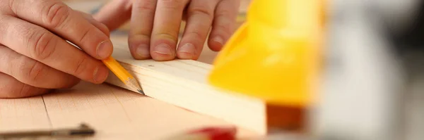 Constructor masculino manos línea de dibujo en hoja de papel — Foto de Stock