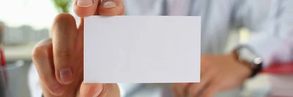 営業所の訪問者に名刺を渡すビジネスマン — ストック写真