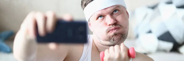 Rolig man gör selfie under morgonen träning hemma — Stockfoto