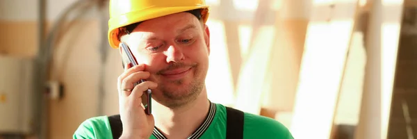 Carpintero hablando por teléfono en ferretería — Foto de Stock