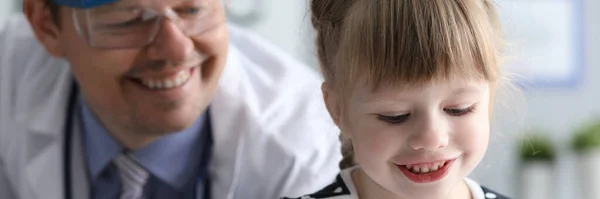 Πορτρέτο του μικρού όμορφου κοριτσιού σε συνεννόηση με τον παιδίατρο στην κλινική — Φωτογραφία Αρχείου