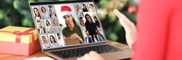 Kvinna viftande hand på bärbar skärm med grupp av affärsmän nära julgran närbild — Stockfoto