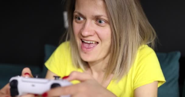 Femme tenant un joystick dans ses mains et jouant à un jeu d'ordinateur — Video