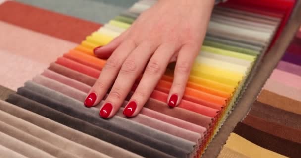 Женская ручная работа над разноцветными тканями в мастерской 4k фильма — стоковое видео