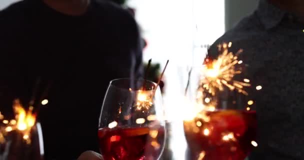 Skupina lidí slaví vánoční svátky 4k film — Stock video