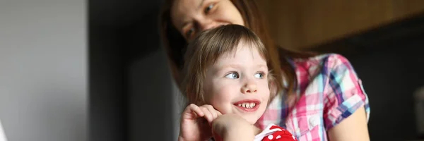 Glädjefyllda lilla barn och kvinna — Stockfoto