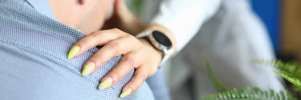 Nurse speaking with guy — Stock Photo, Image