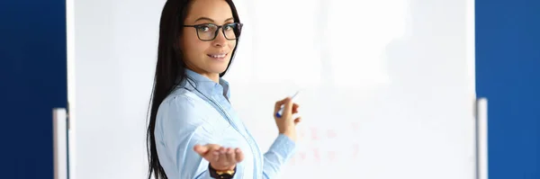 Señora inteligente y reunión de conferencia — Foto de Stock