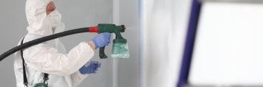 Odada çalışan konsantre iç mimar.