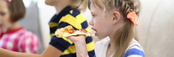 Niña y niños sostienen pedazo de pizza en sus manos. —  Fotos de Stock