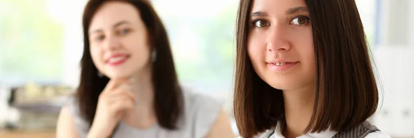 Duas mulheres sorridentes durante o dia de trabalho no escritório — Fotografia de Stock