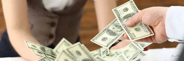 Hombre dando dinero en efectivo a la mujer en el cargo — Foto de Stock